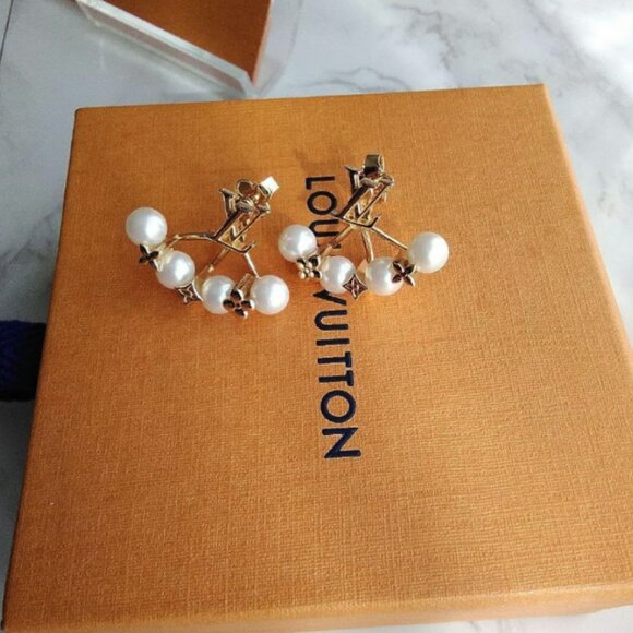Louis Vuitton Pearl Earrings ♥️ Brand new and unused - Picture 4 of 4